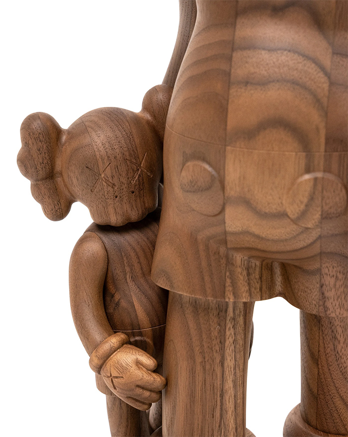 800万円以上のプレ値がつく KAWS × MEDICOM TOY × カリモク の木製