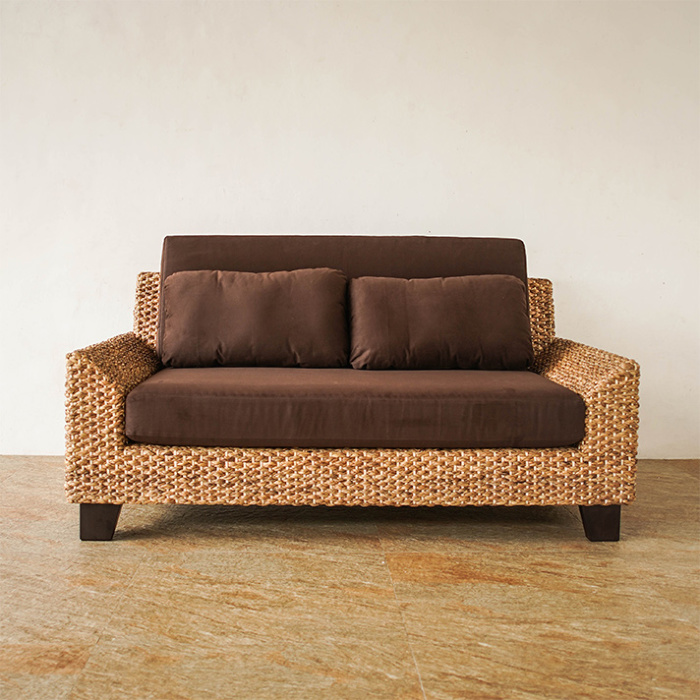 緩やかなカーブが上品なフォルムを演出する2人掛けヒヤシンスソファ