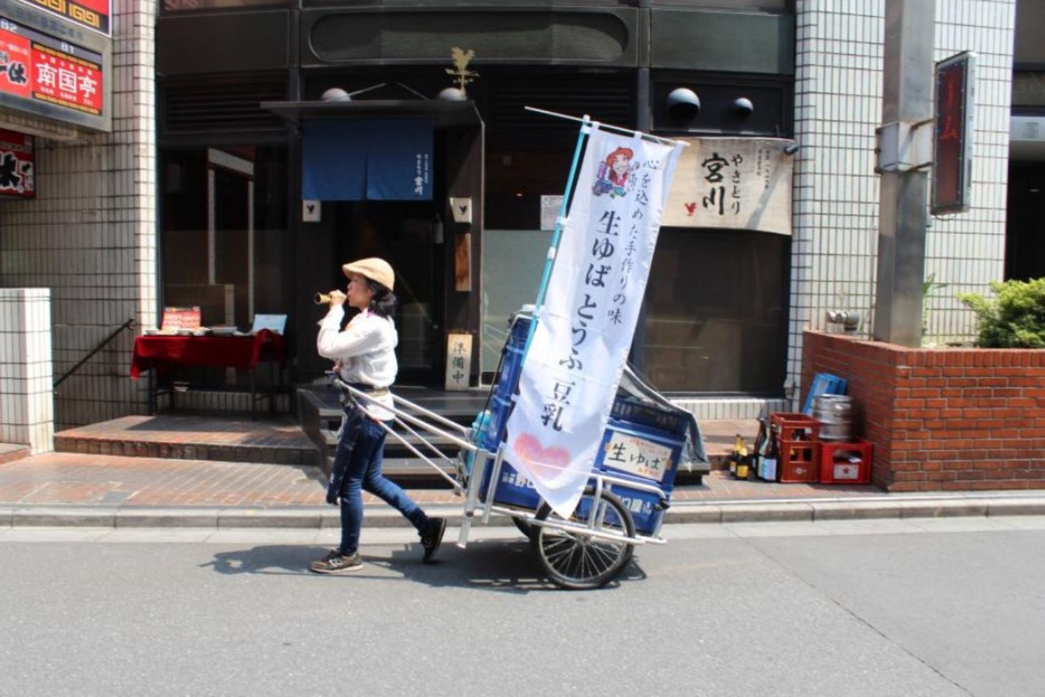 豆腐の引き売り菅谷 晃子：豆腐屋ラッパの昭和懐かしい音色を奏で