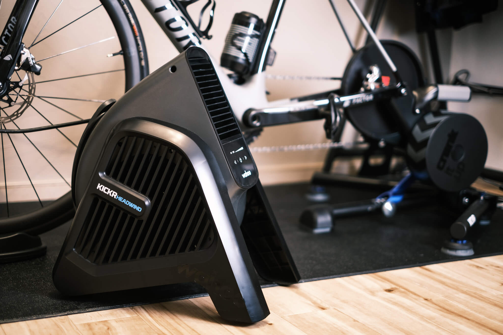 疾風のラグジュアリー扇風機。 Wahoo「KICKR HEADWIND」レビュー