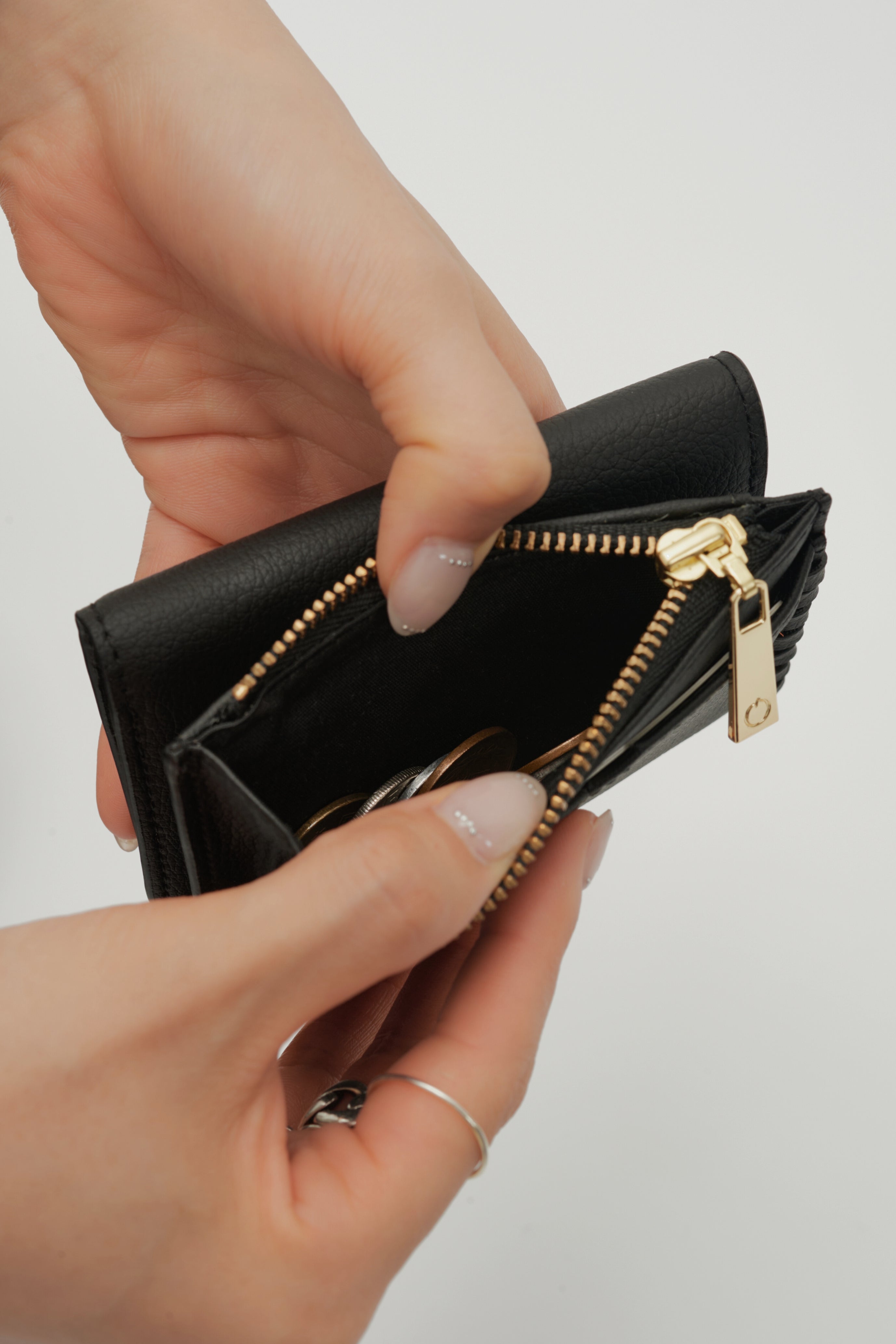 グレープレザー製コンパクトウォレット 「Grape Vine Wallet」 | LOVST