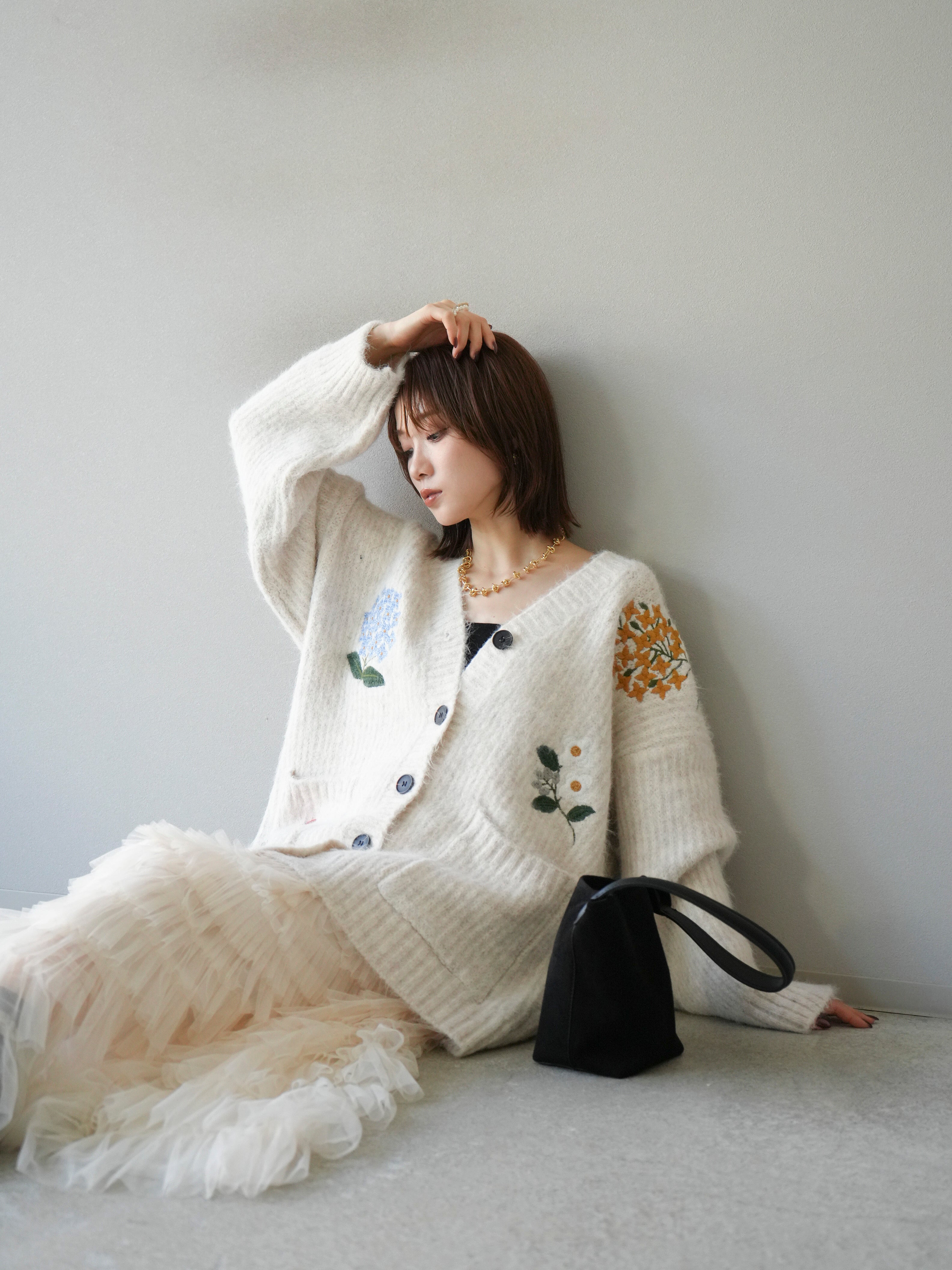 予約]フラワー刺繍Vネックオーバーニットカーディガン/アイボリー – Lumier