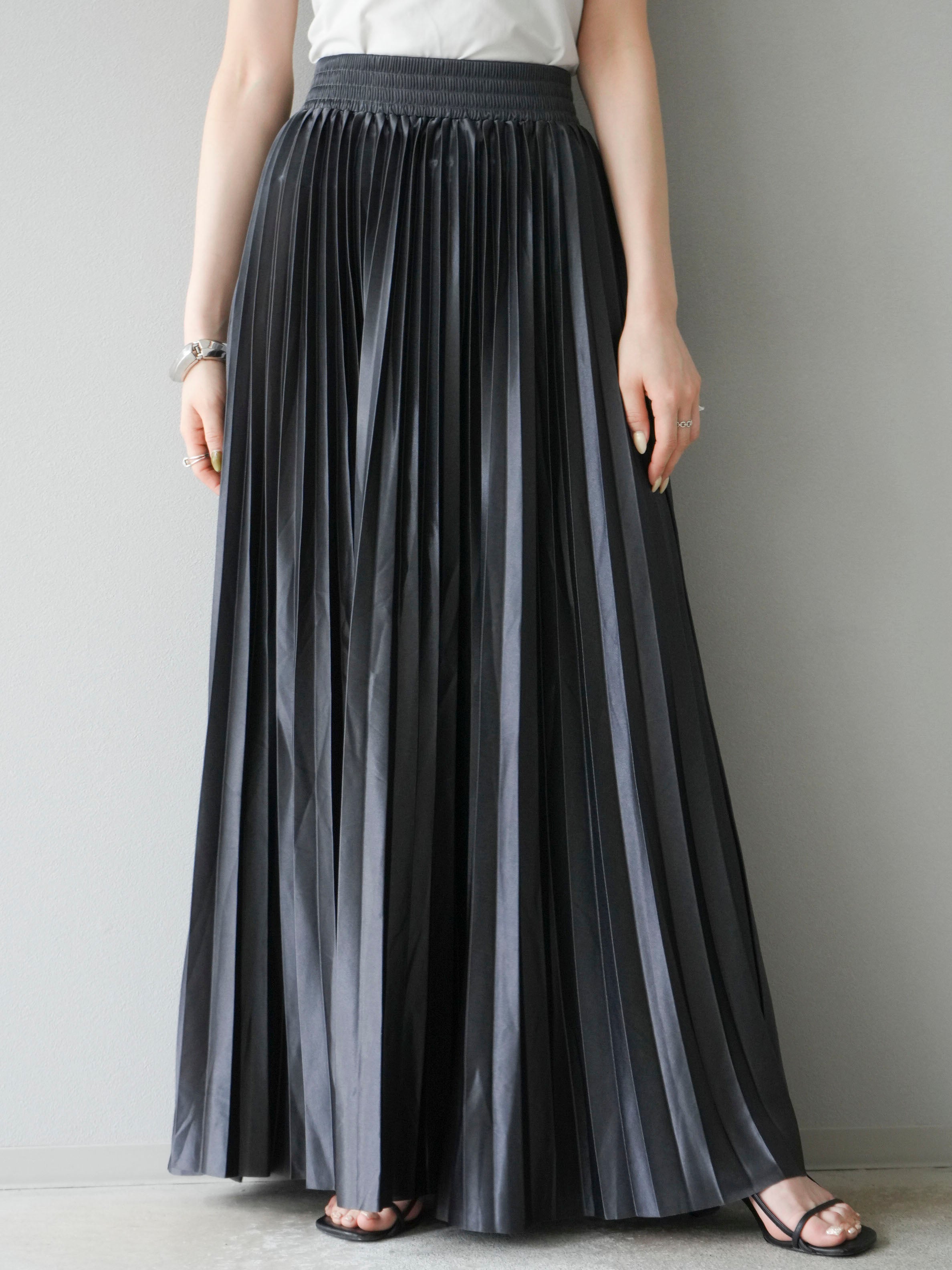 予約]サテンプリーツマキシスカート/チャコール – Lumier
