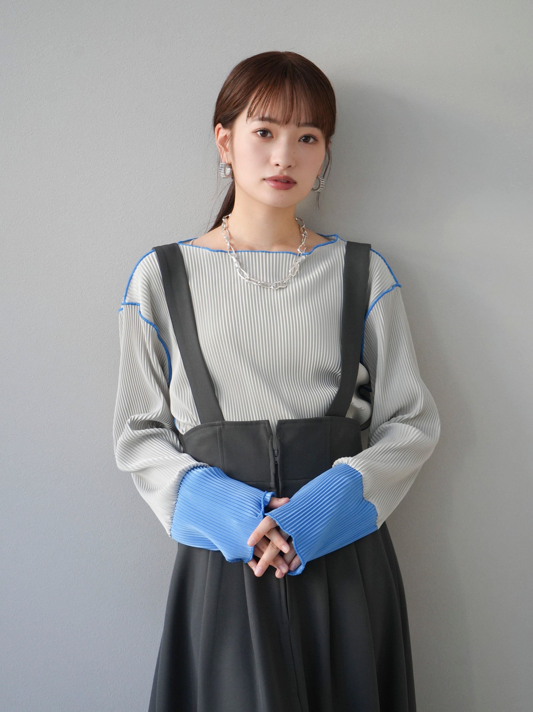 予約]配色プリーツボートネックトップス/グレー×ブルー – Lumier