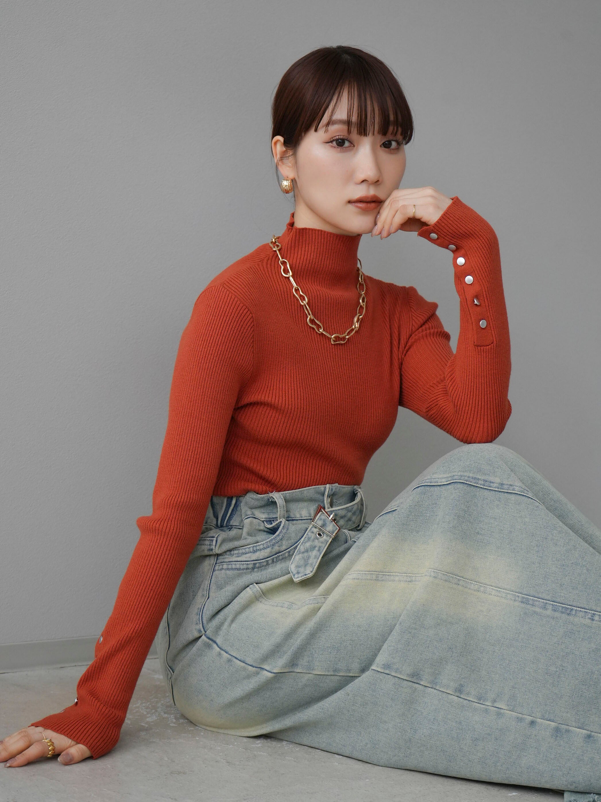 予約]袖ボタンハイネックリブニットトップス/オレンジ – Lumier