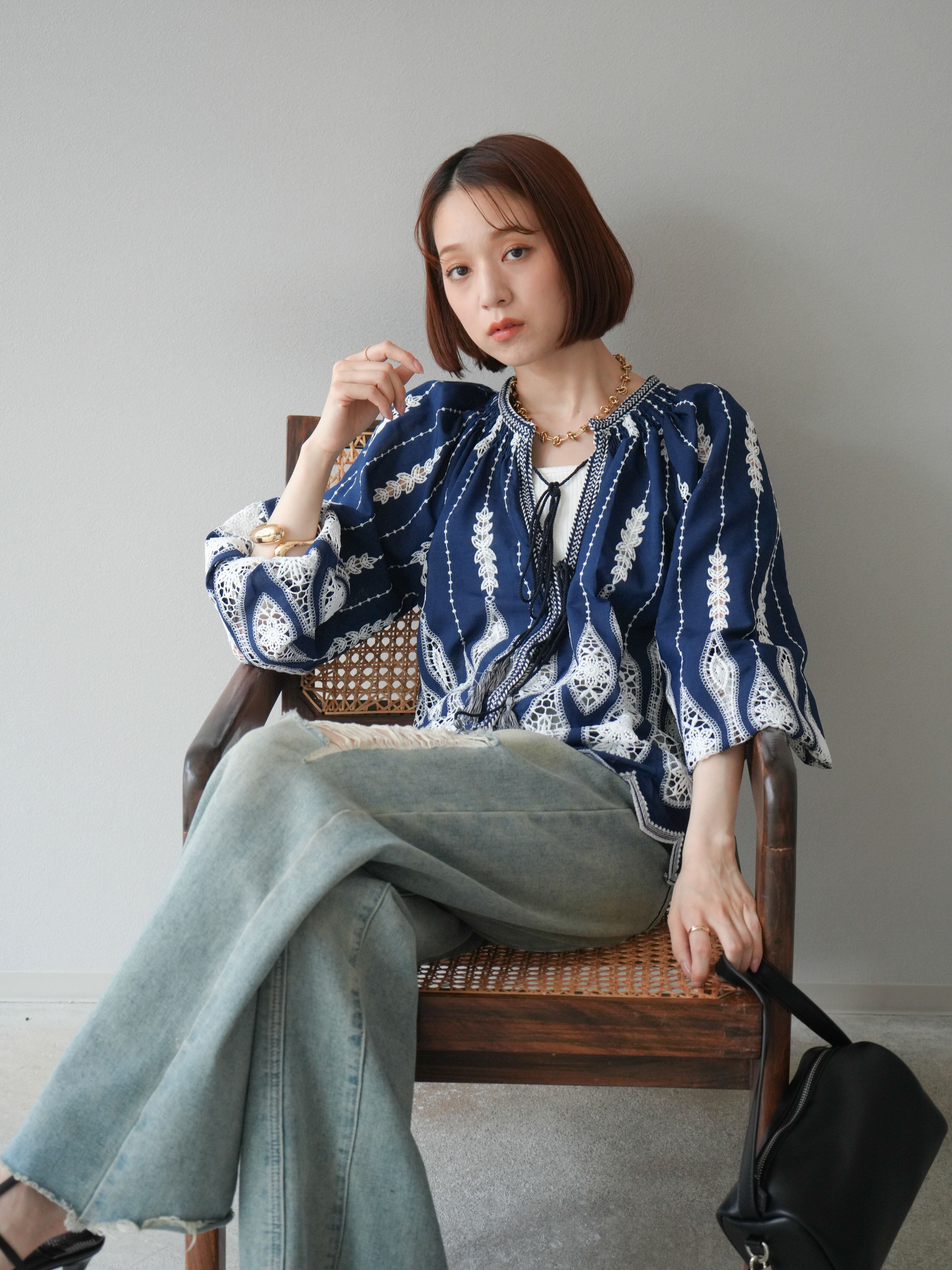 予約]刺繍デザインブラウス/ネイビー – Lumier