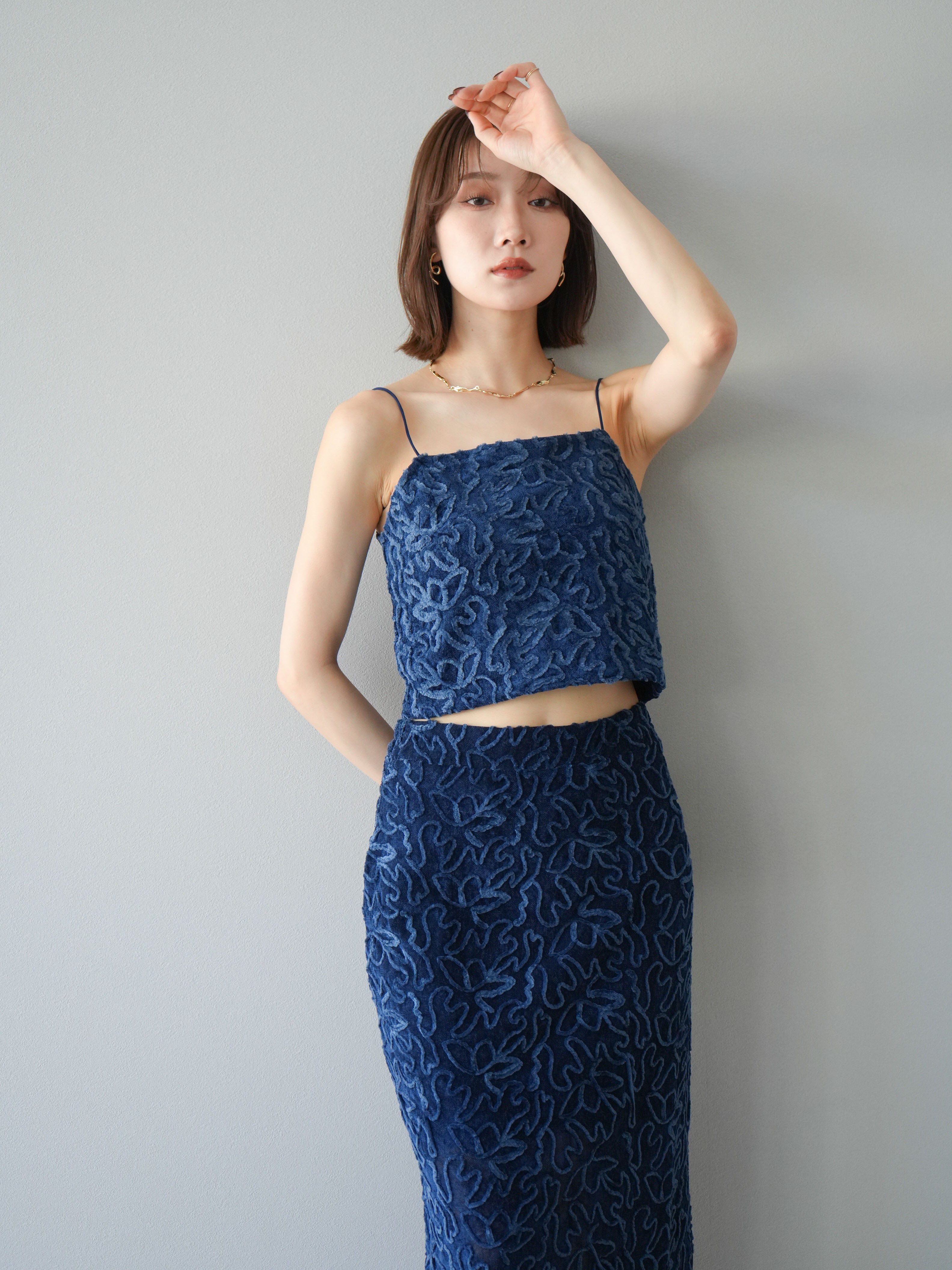 予約]パイピングフラワーシアーベロアキャミソール/ネイビー – Lumier