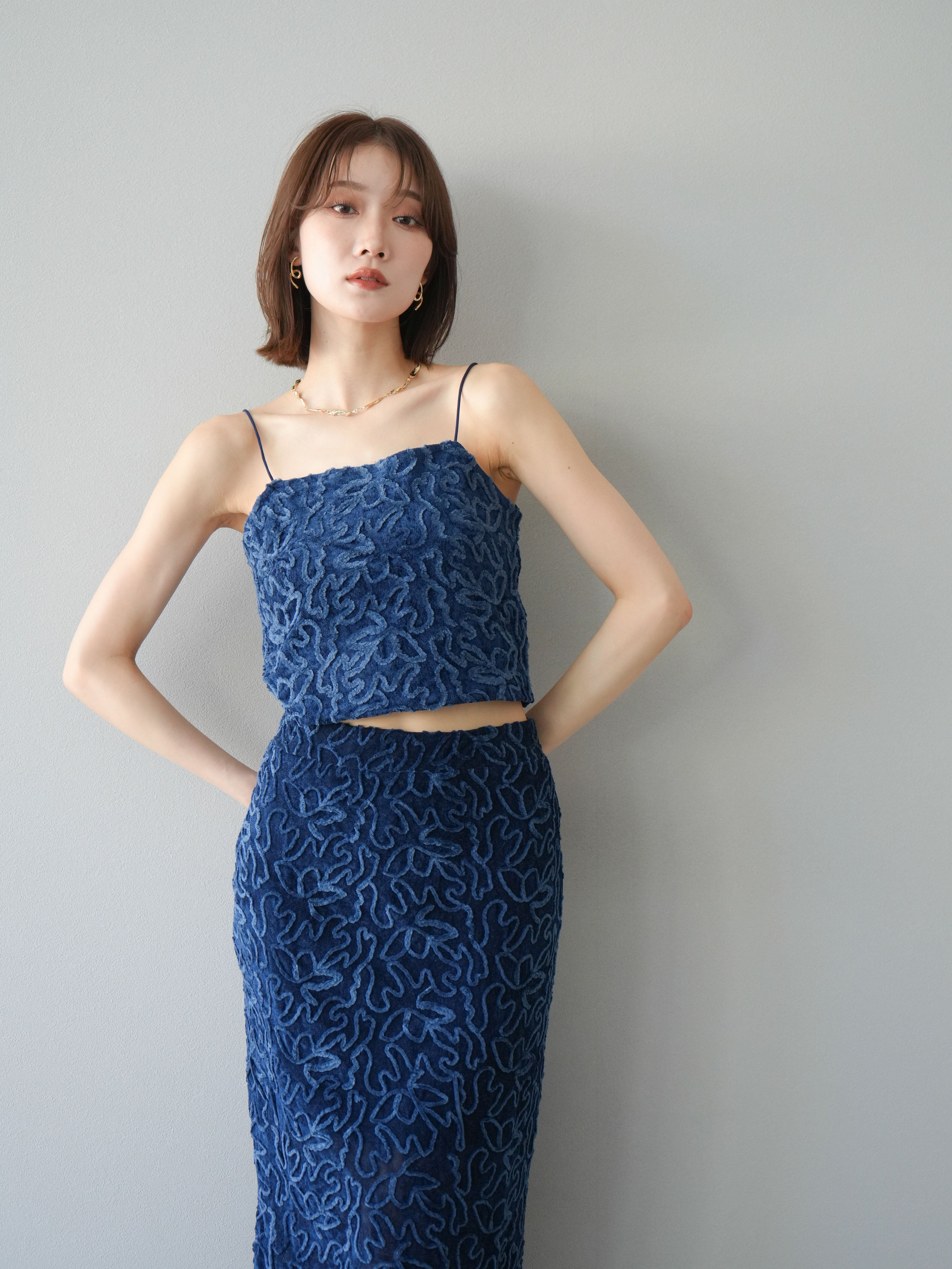 予約]パイピングフラワーシアーベロアキャミソール/ネイビー – Lumier