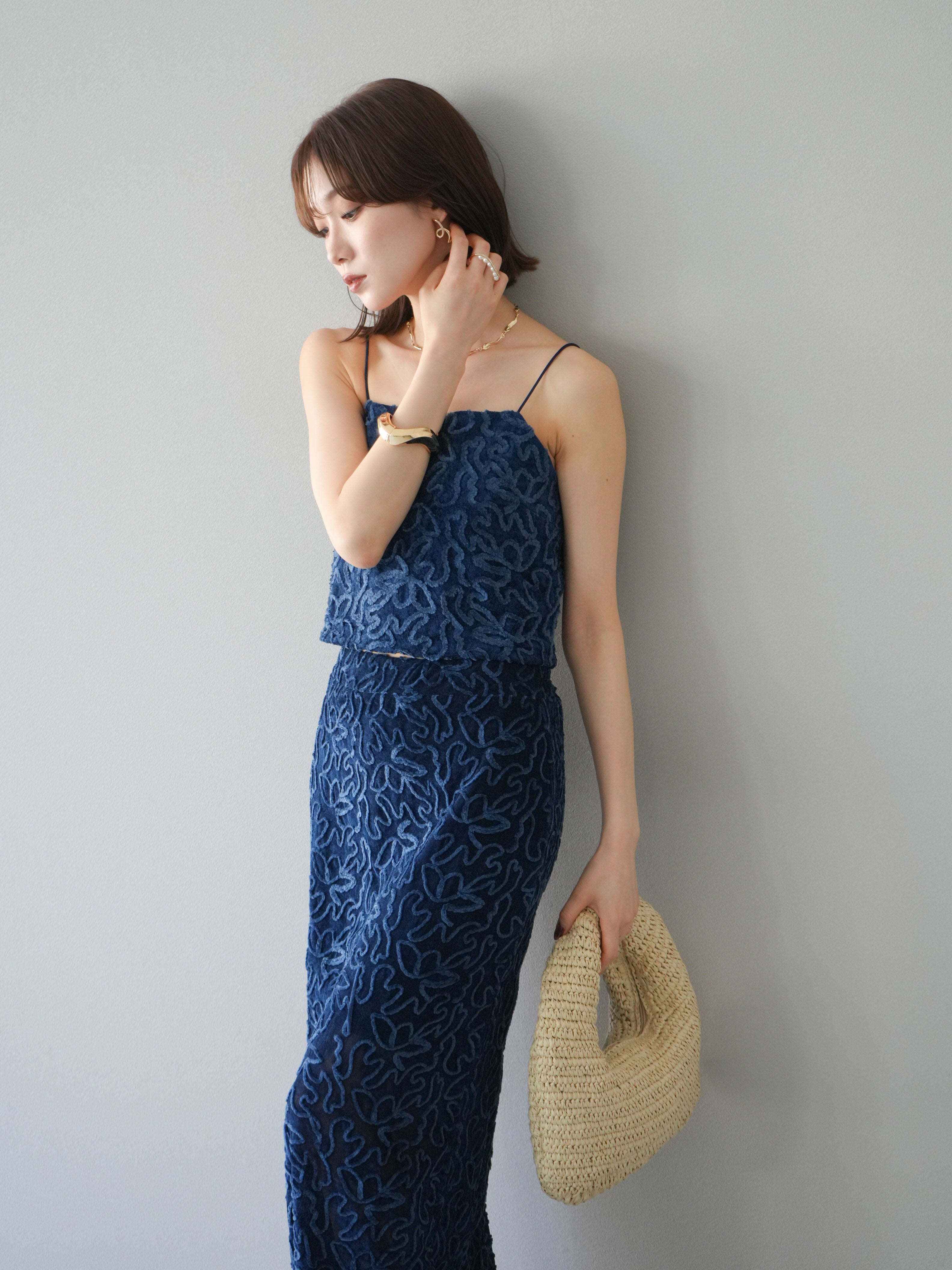 予約]パイピングフラワーシアーベロアキャミソール/ネイビー – Lumier