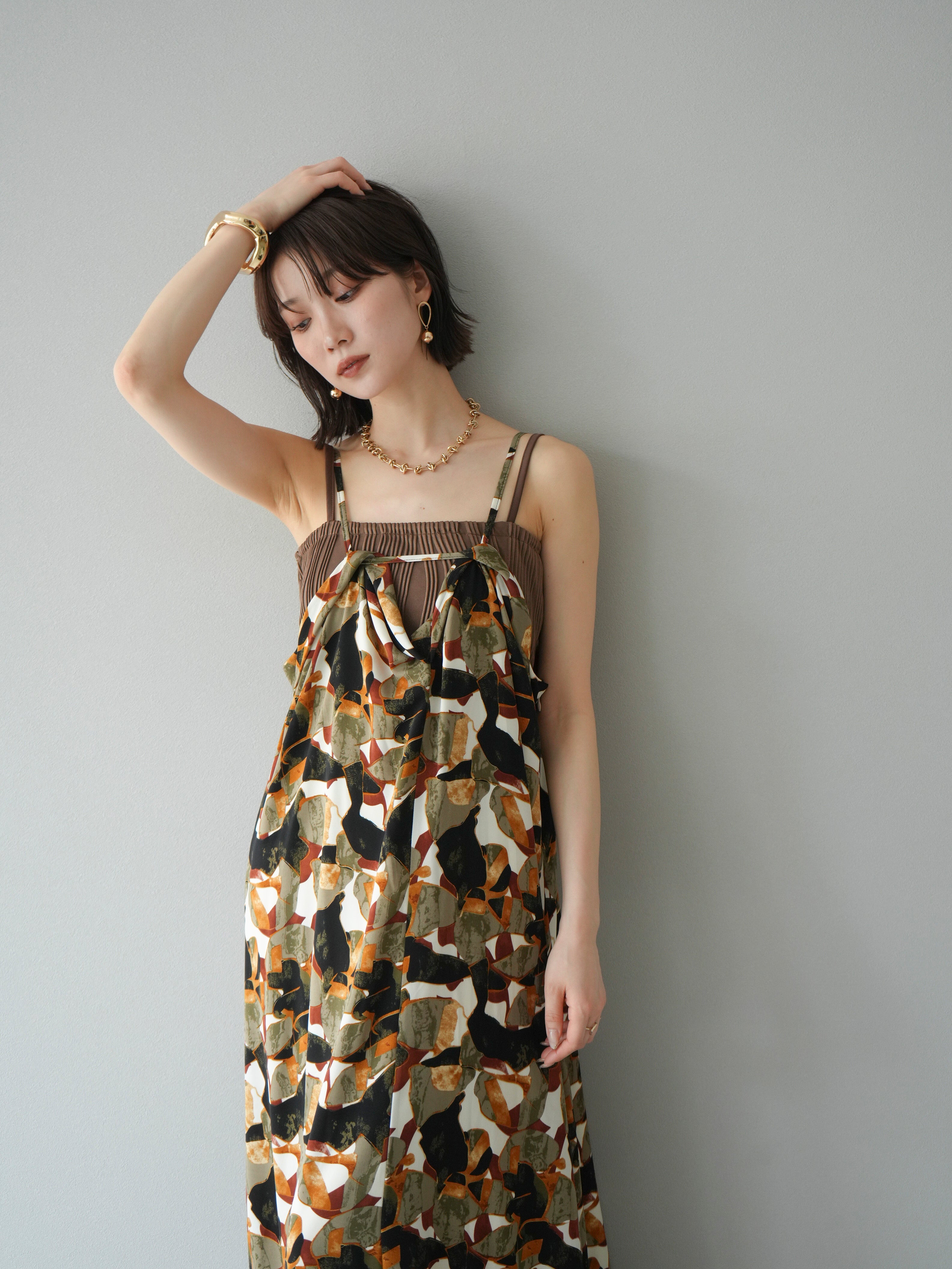 予約]タックデザインネック幾何学柄キャミワンピース/ブラウン – Lumier