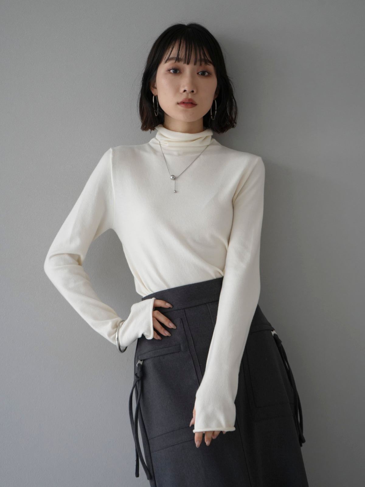 予約]フィンガーホールタートルニットトップス/アイボリー – Lumier