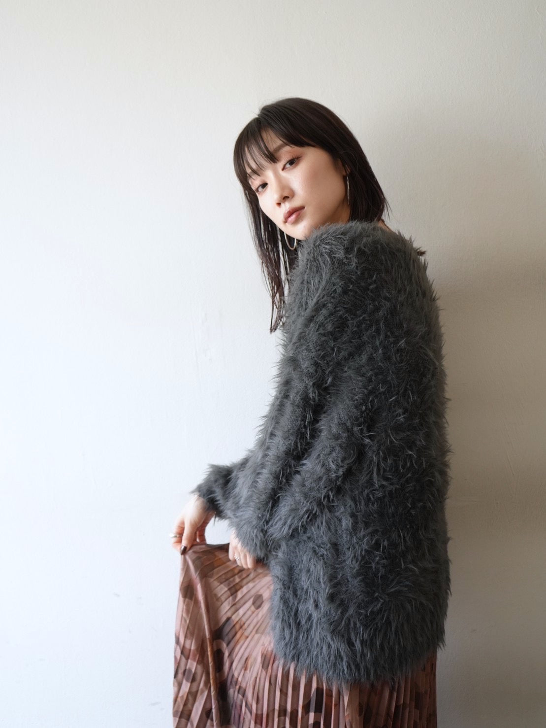 予約]Vネックシャギーニットカーディガン/チャコール – Lumier