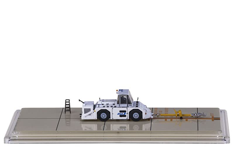 Amazon.com: JC Wings ANA Komatsu WT250E Airport Tug Truck 1/200