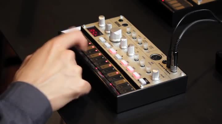 Korg Volca Bass - Analog Bass Synthesizer : Amazon.ca: Musical