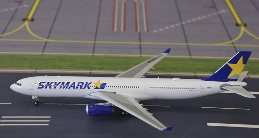 Amazon.com: Phoenix SKYMARK Airbus A330-300 JA330E 1/400 DIECAST