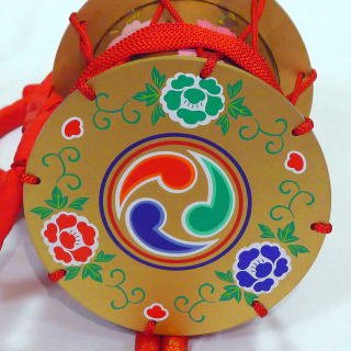 Amazon.co.jp: 金鞨鼓（バチ付）踊り用小道具 カッコ きんかっこ : ホビー