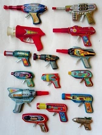 Amazon | 昭和30年代の駄菓子屋駄玩具ブリキのピストルSWALLOW水鉄砲