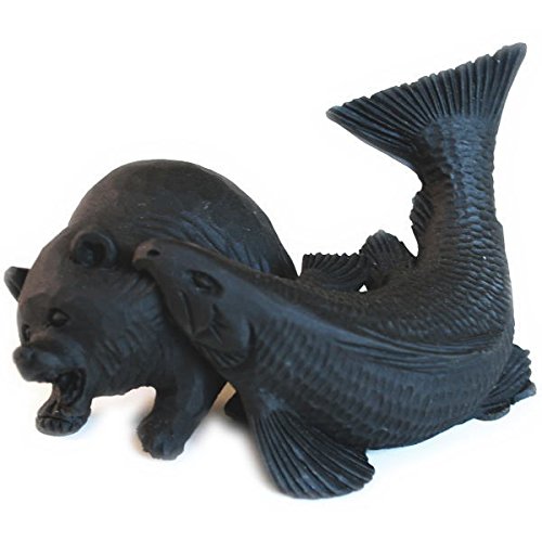 Amazon.co.jp: 【ノーブランド品】 エコ炭の置物 【鮭にくわえられた熊