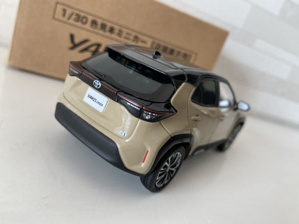 Amazon | 1/30 ミニカー ヤリスクロス カラーサンプル ミニカー YARIS