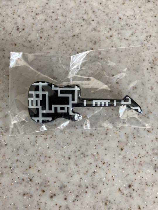 Amazon.co.jp: 布袋寅泰 ライブグッズ G柄ギター ピンバッジ : 楽器