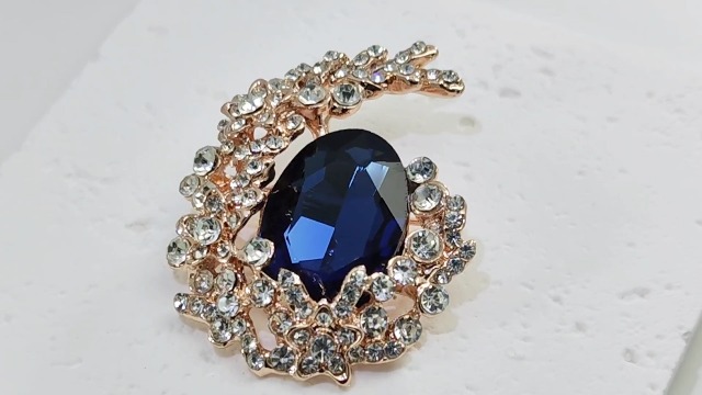 Amazon.com: Gyn&Joy Gold Tone Blue Crystal Rhinestone Cluster