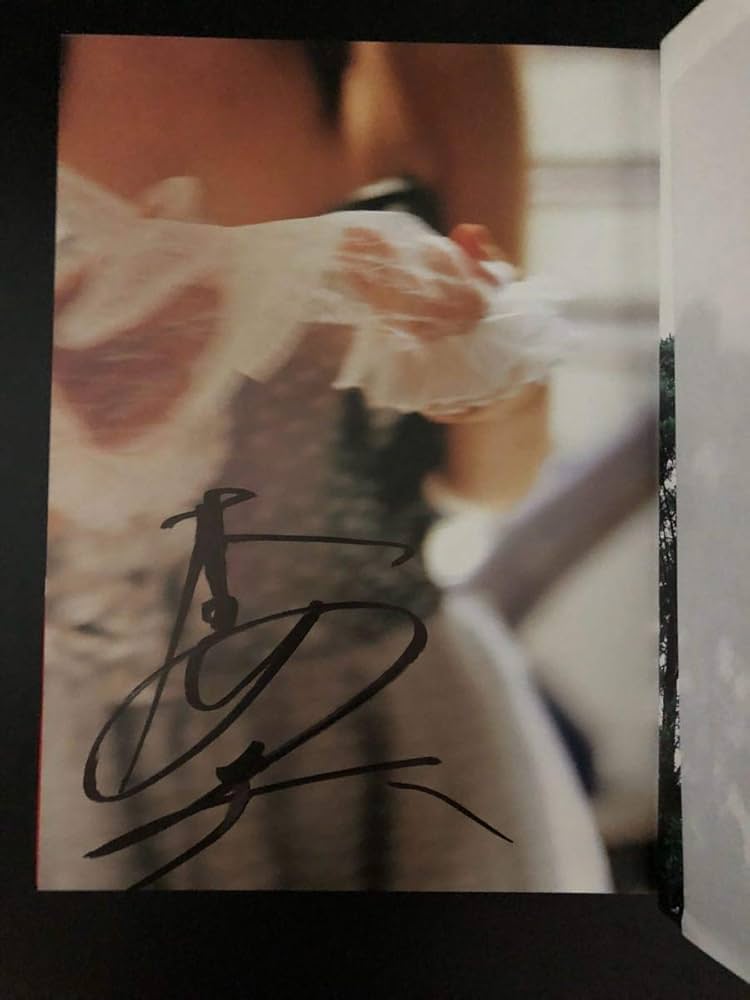 Amazon.co.jp: 木下あゆ美 直筆サイン入り 写真集 ラ・ドルチェ : おもちゃ
