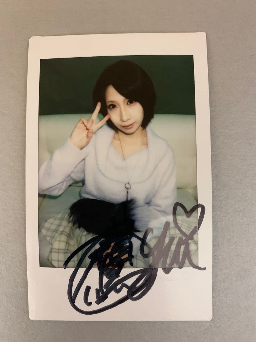 Amazon.co.jp: 鷹宮ゆい直筆サイン入り生チェキ : おもちゃ