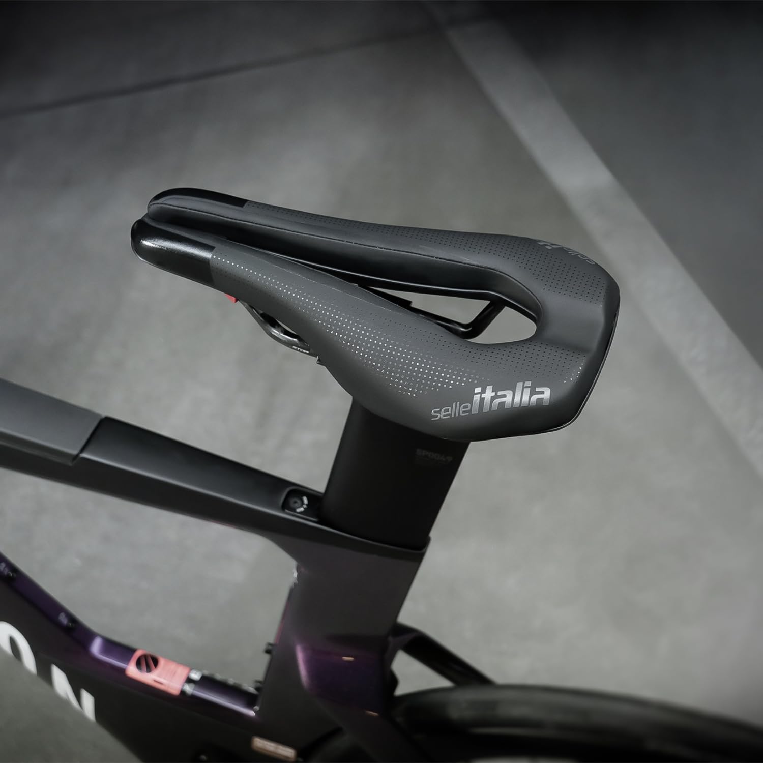 Amazon.com : Selle Italia, WATT Superflow Kit Carbonio, Saddle