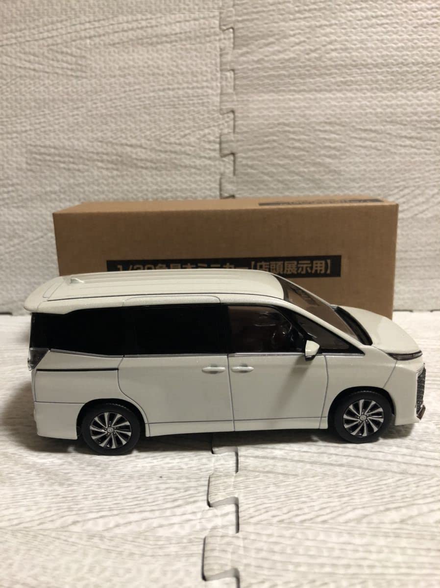 Amazon | 1/30 トヨタ 新型ヴォクシー S-Z VOXY 2022年モデル カラー