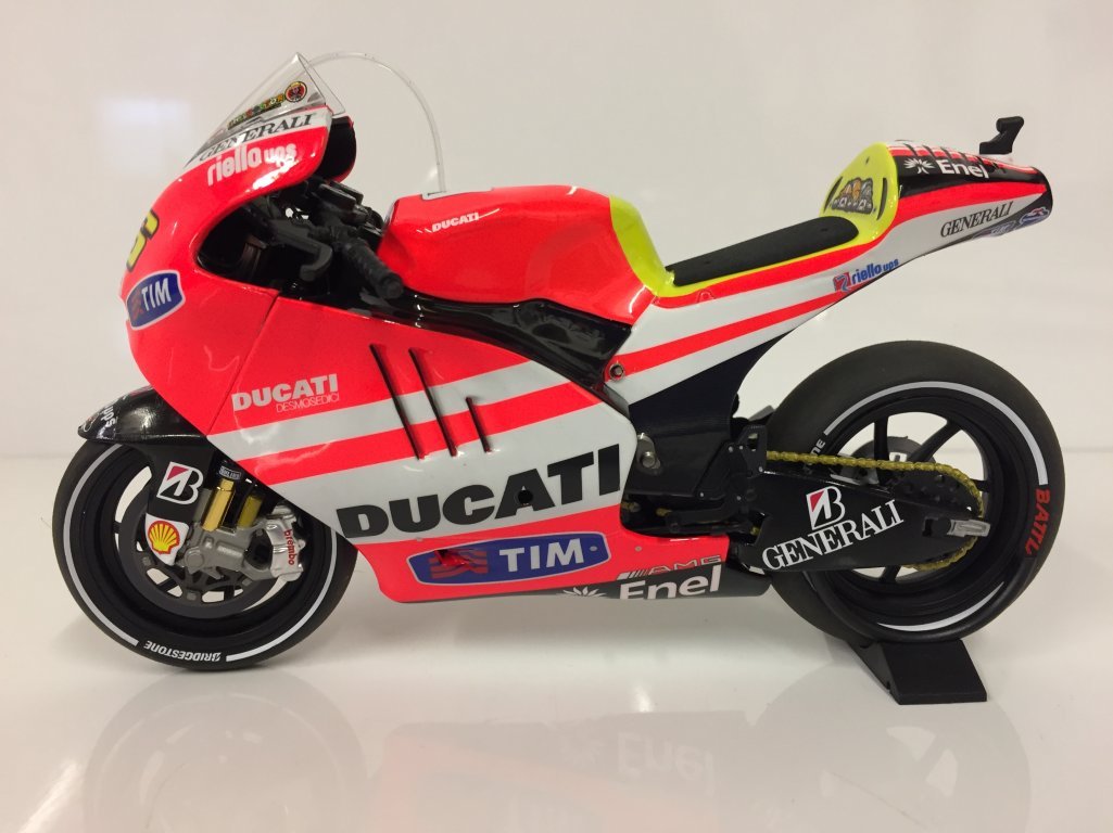 Amazon.com: Minichamps 122111046 1:12 Ducati GP 11.1 - Valentino