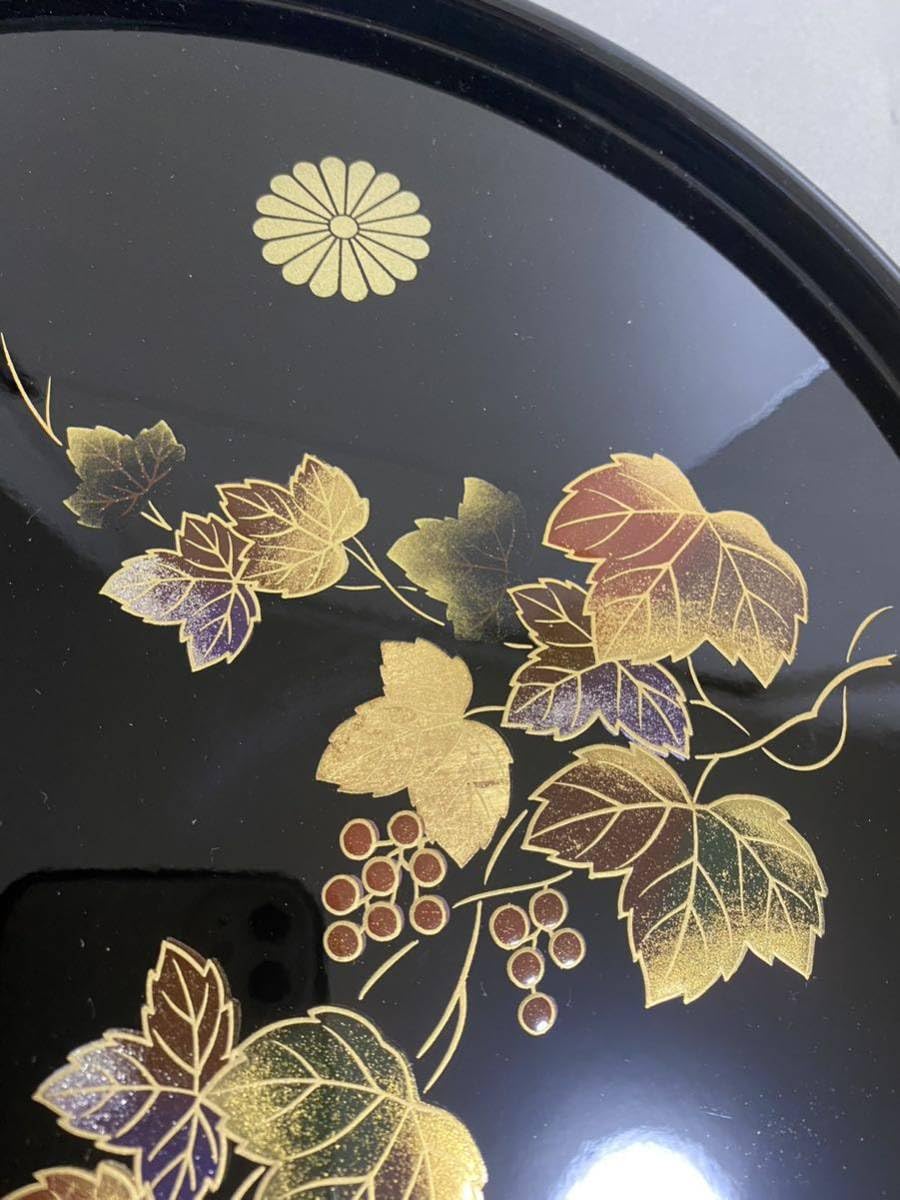 Amazon.co.jp: 上品な菊紋入り丸盆 金彩蒔絵滑り止め付き黒色葡萄ツタ