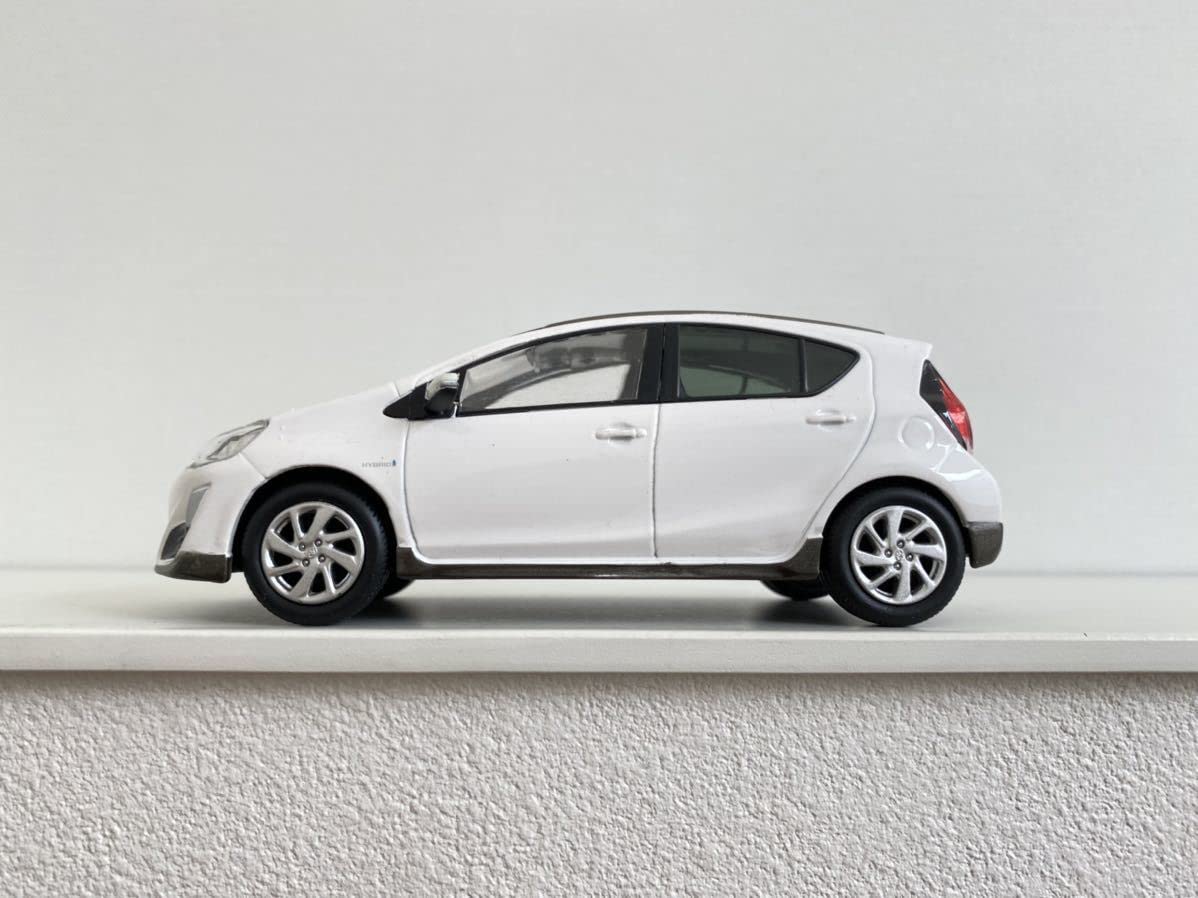 Amazon | トヨタ アクア ミニカー 1/30 スーパーホワイトⅡ 040 X