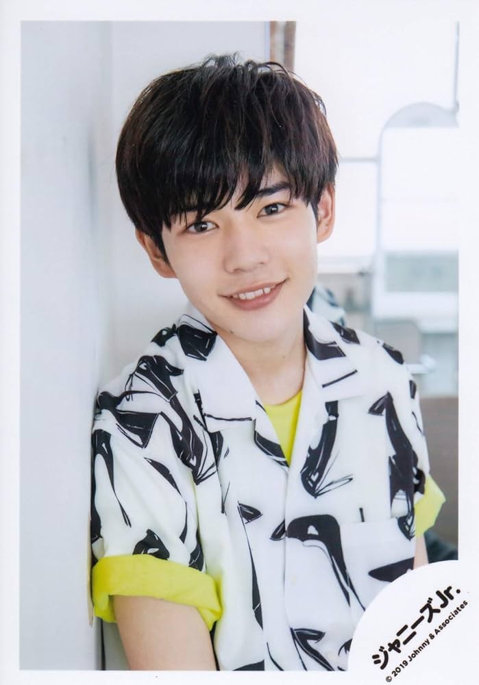 Amazon.co.jp: なにわ男子 公式 生 写真（長尾謙杜）J00237 : おもちゃ