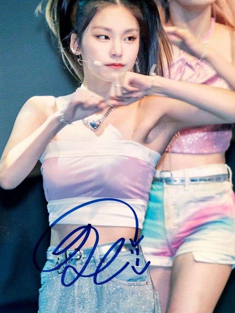 Amazon.co.jp: イェジ直筆サイン入り超大型写真…YEJI…イッチ ITZY