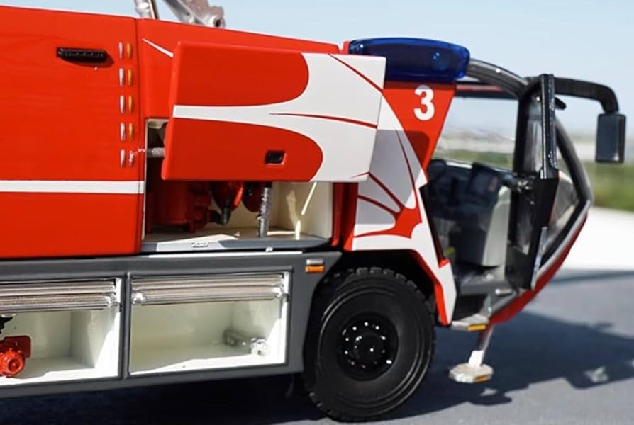 Amazon | △ 1/43 CARMICHAEL COBRA3 くうこう消防車 r | ミニカー