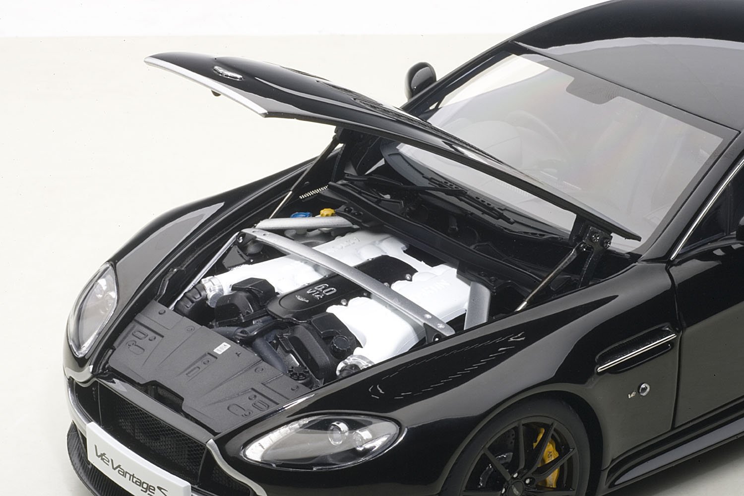 Amazon | AUTOart 1/18 アストンマーチン V12 ヴァンテージ S 2015