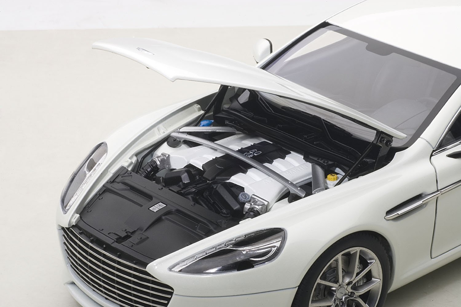 Amazon | AUTOart 1/18 アストンマーチン ラピード S 2015 (ホワイト