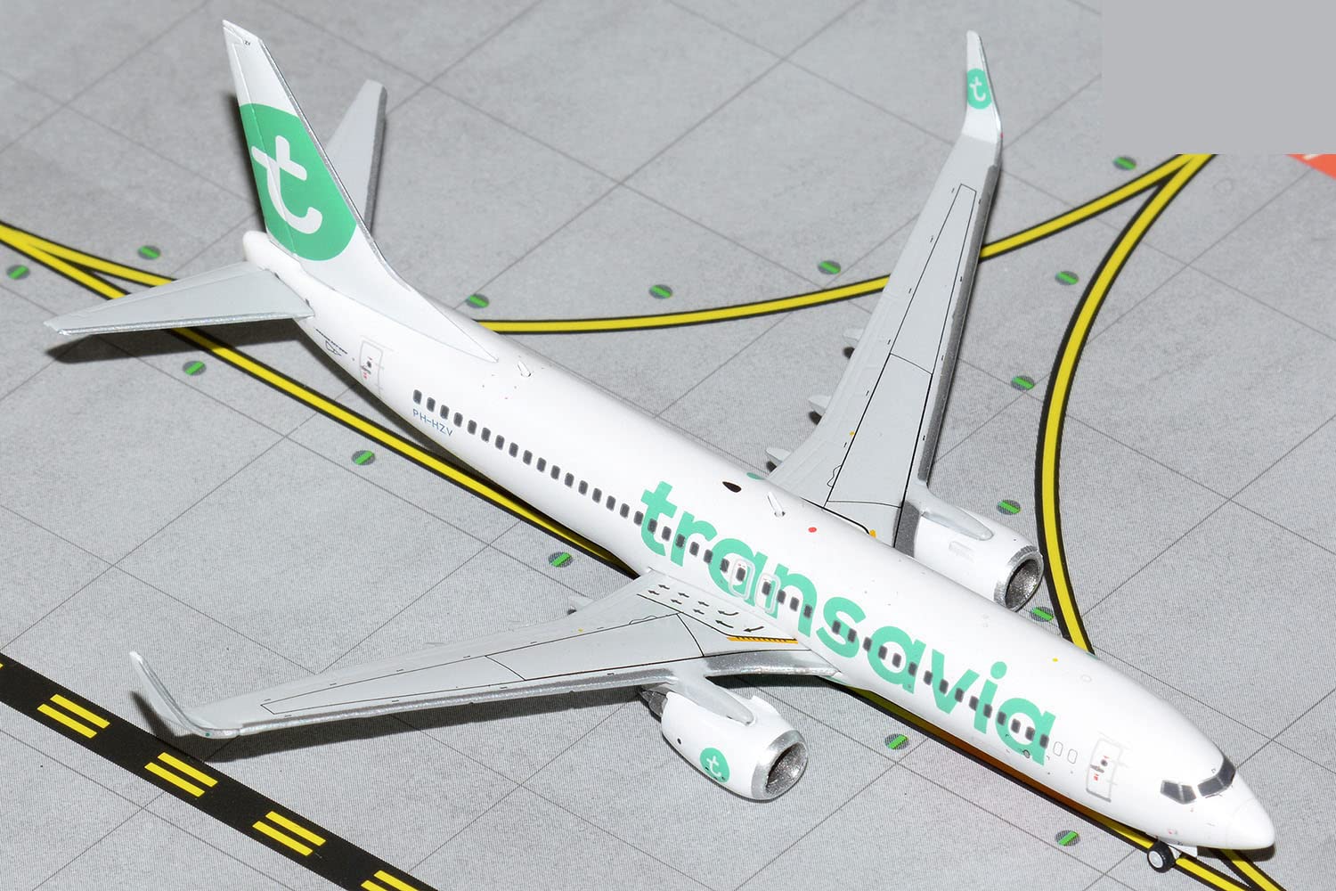 Amazon.com: GeminiJets GJTRA1977 Transavia Boeing 737-800 PH-HZV