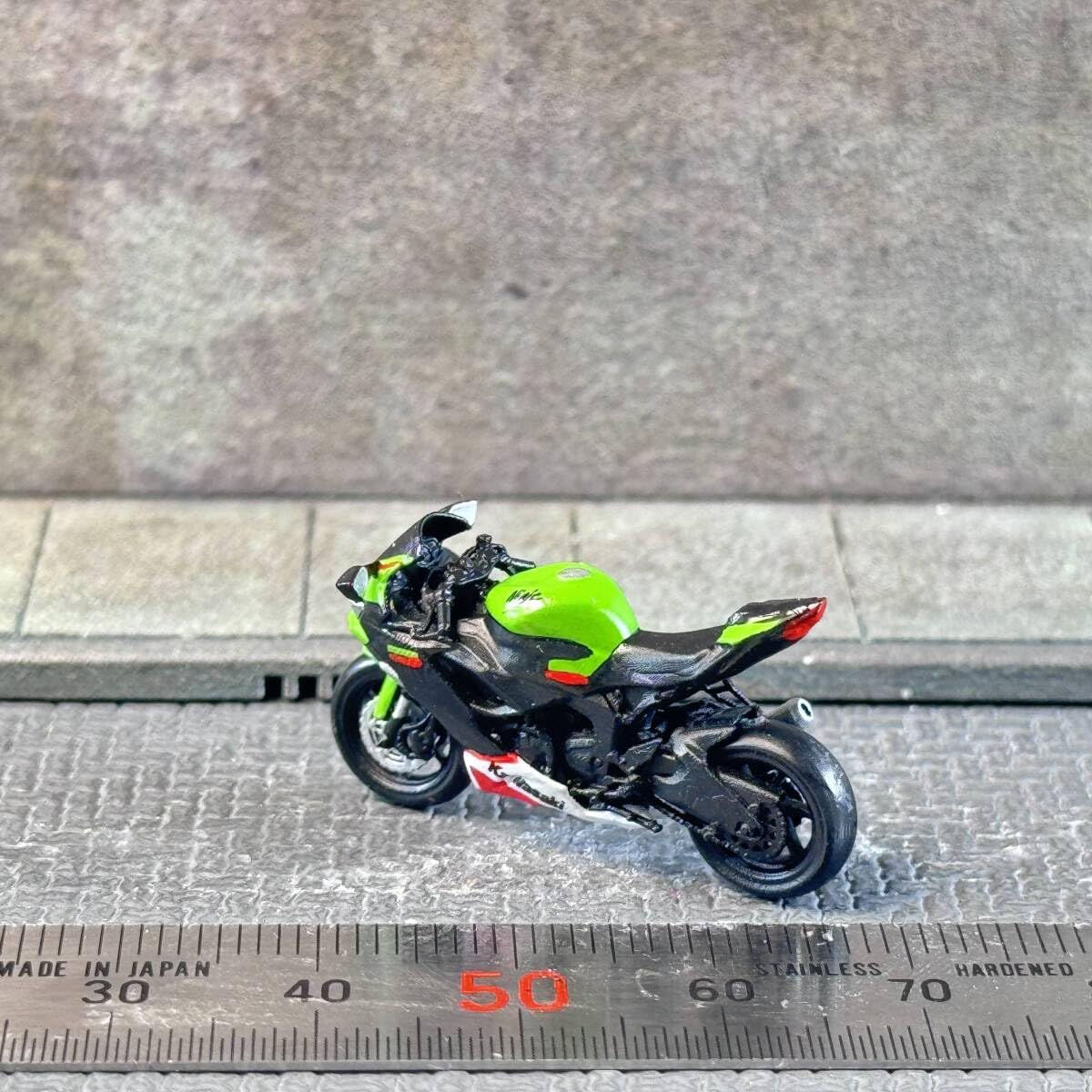 Amazon | 1/64 スケール カワサキ Ninja ZX-6R バイク フィギュア