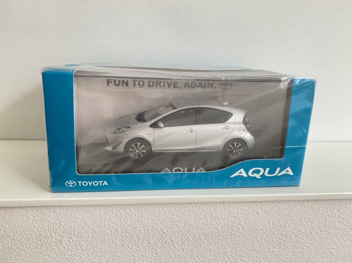 Amazon | トヨタ アクア ミニカー 1/30 シルバーメタリック 1F7 カラー