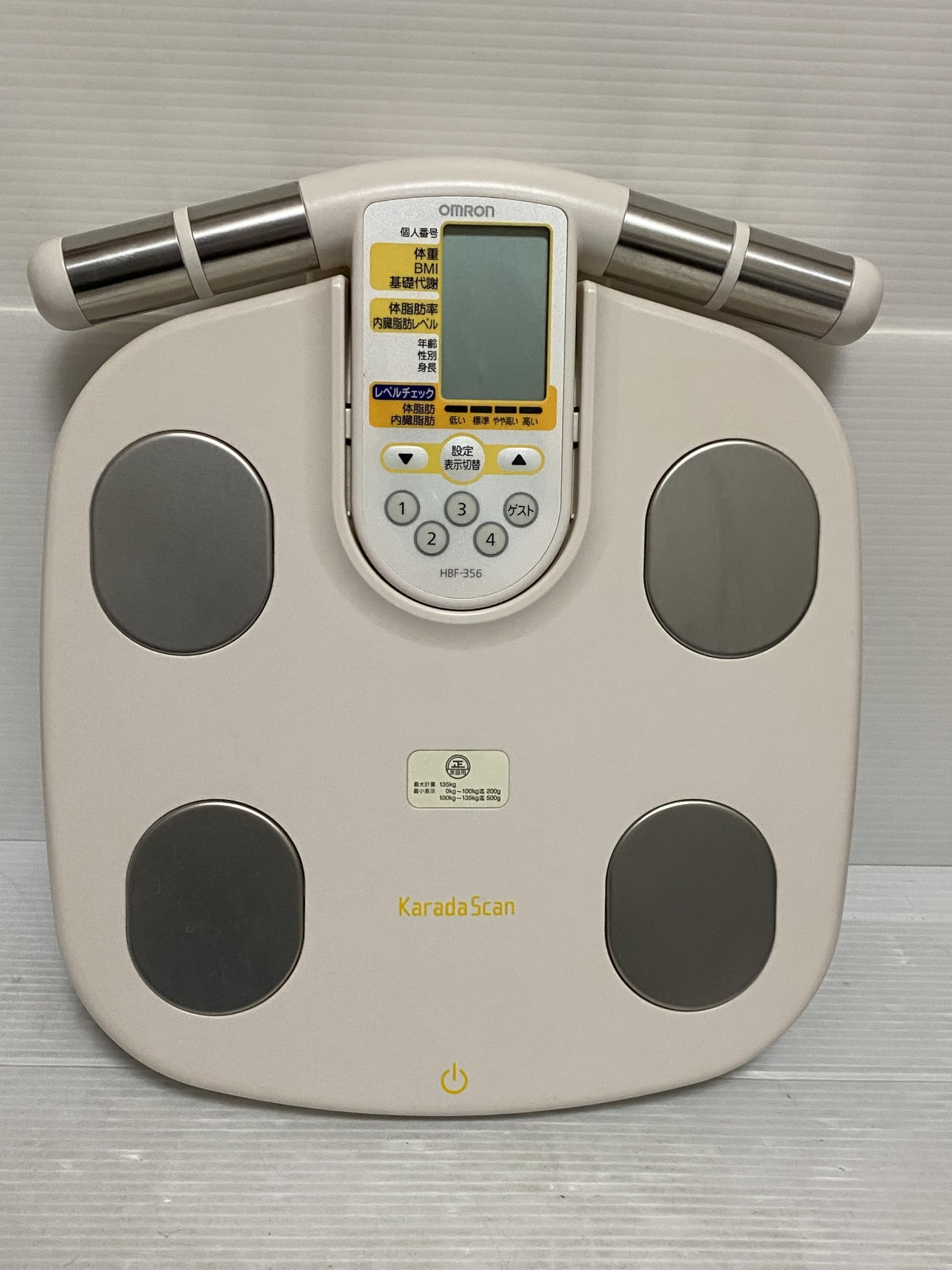 Amazon | OMRON 体重体組成計 カラダスキャン[チェック] ホワイト HBF