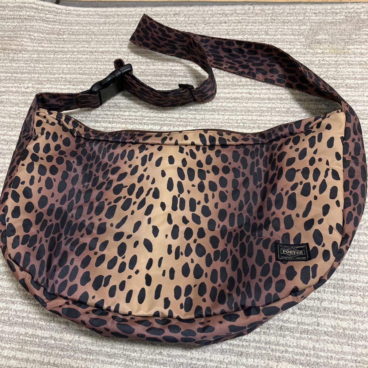 Amazon.co.jp: レア！廃盤超ヘッドポーターヒョウ柄半円ショルダー
