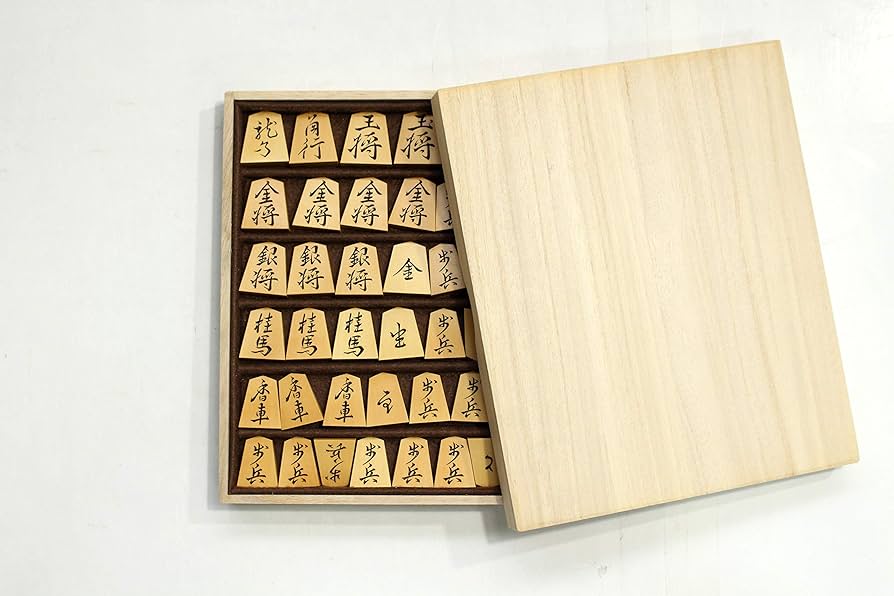 Amazon.co.jp: 将棋駒薩摩黄楊 英月作 彫駒 寒月書 : おもちゃ