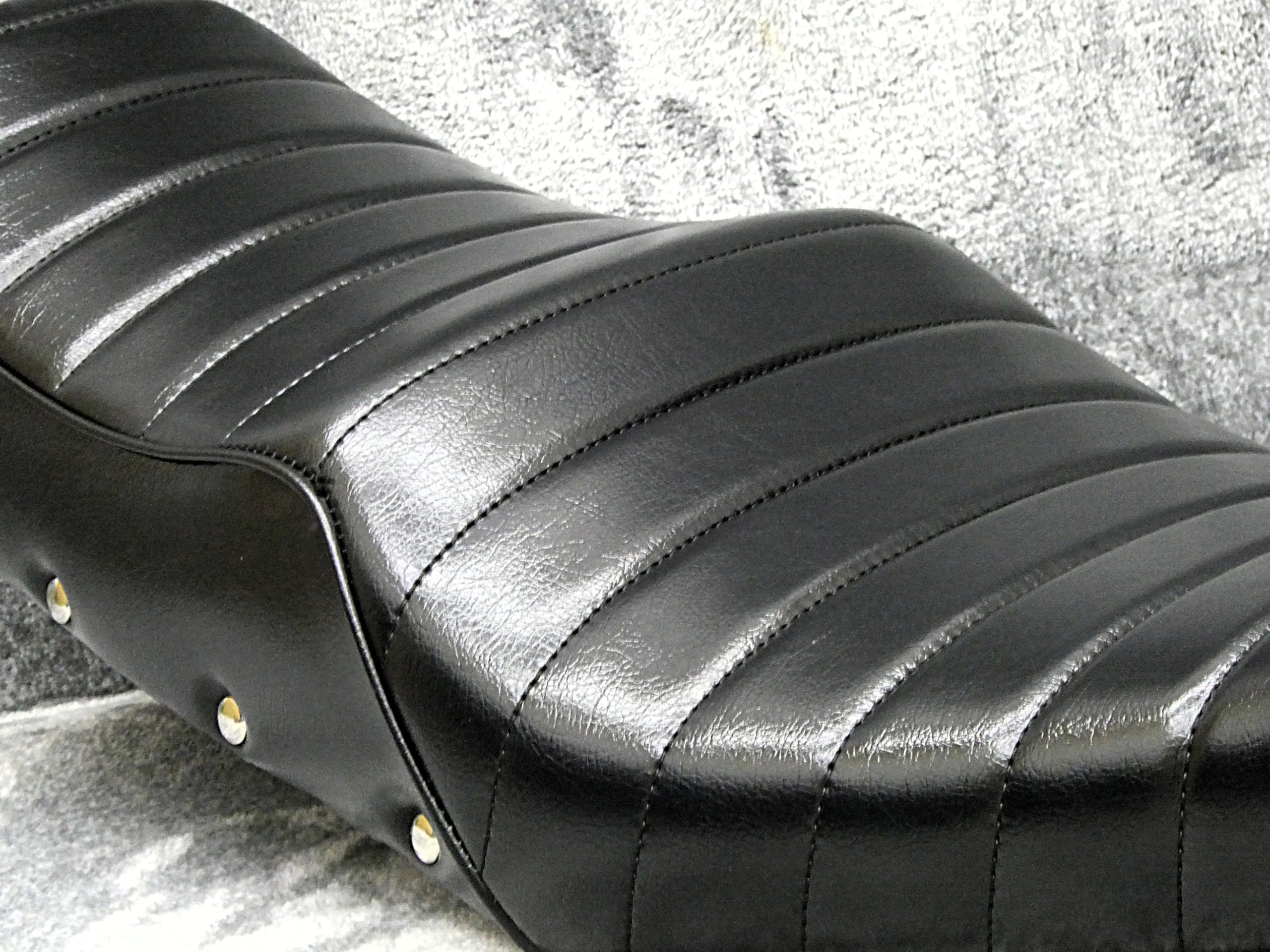 Amazon | W800 W650 W400 鋲打ち 黒皮 変形 タックロールシート