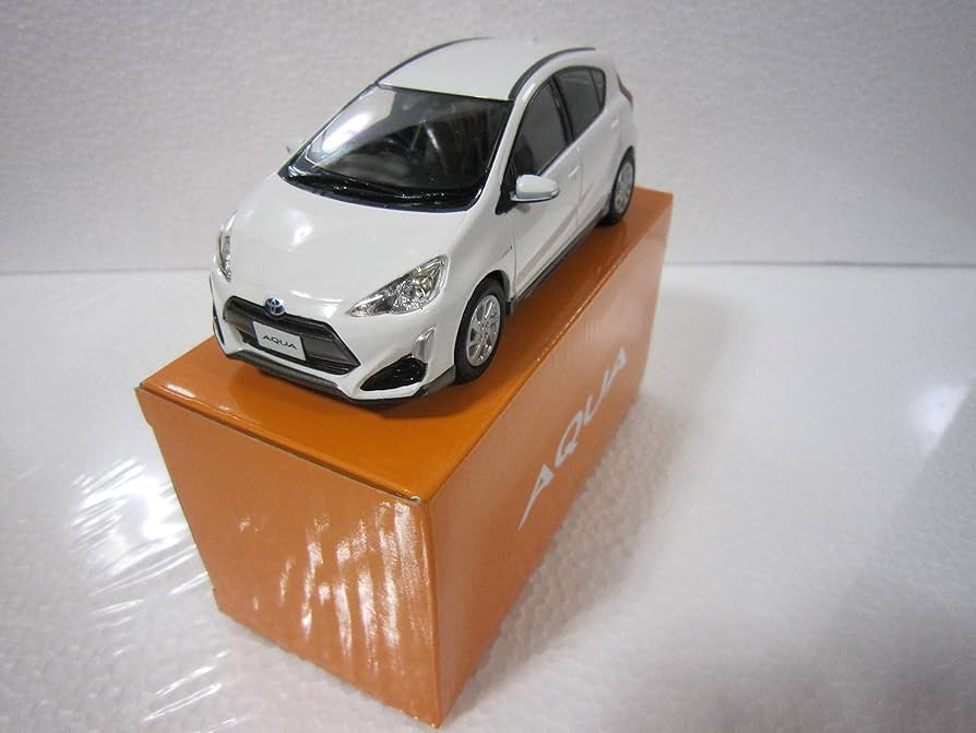 Amazon | トヨタ 1/30 オフィシャルミニカー アクア 後期 AQUA X