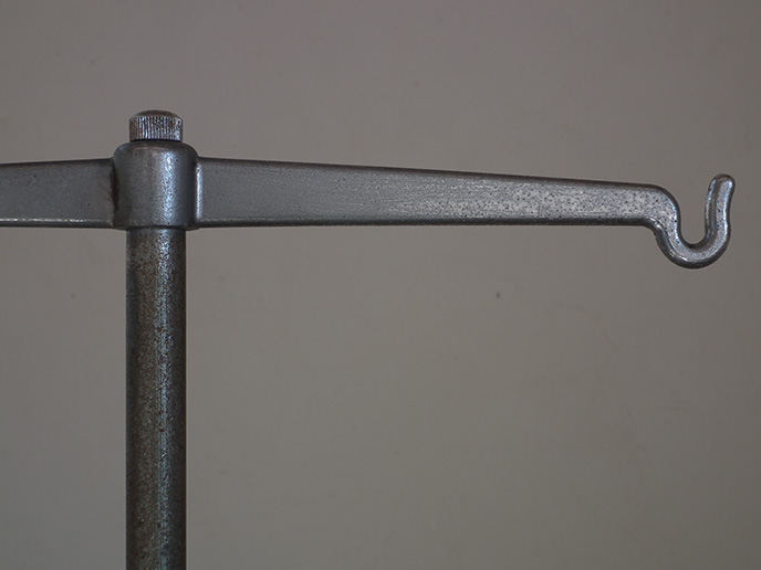 K02466 インダストリアル キャスター付きの古い点滴スタンド