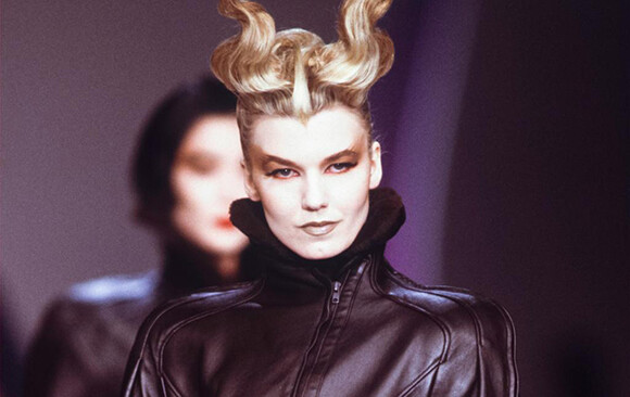 写真で振り返る、ティエリー・ミュグレーのパワフルな25着。｜Fashion