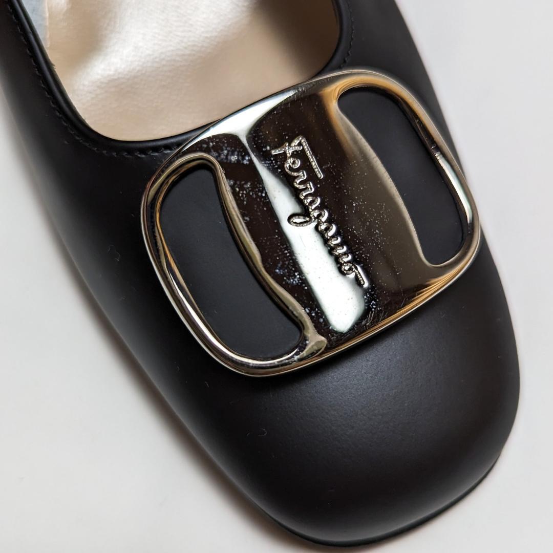 未使用さん♥フェラガモFerragamo ロゴプレートパンプス5.5C – マダム
