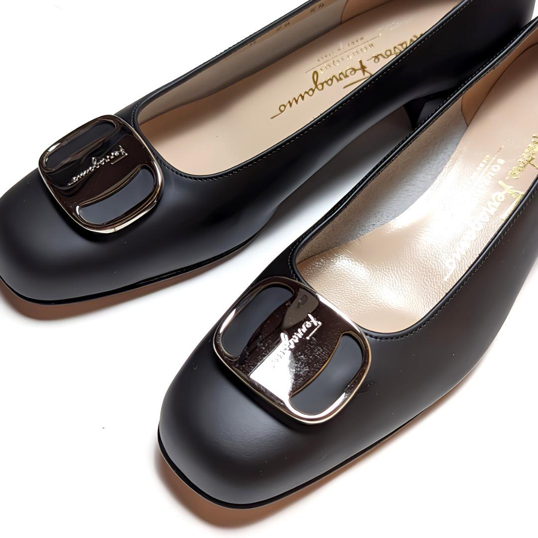 未使用さん♥フェラガモFerragamo ロゴプレートパンプス5.5C – マダム