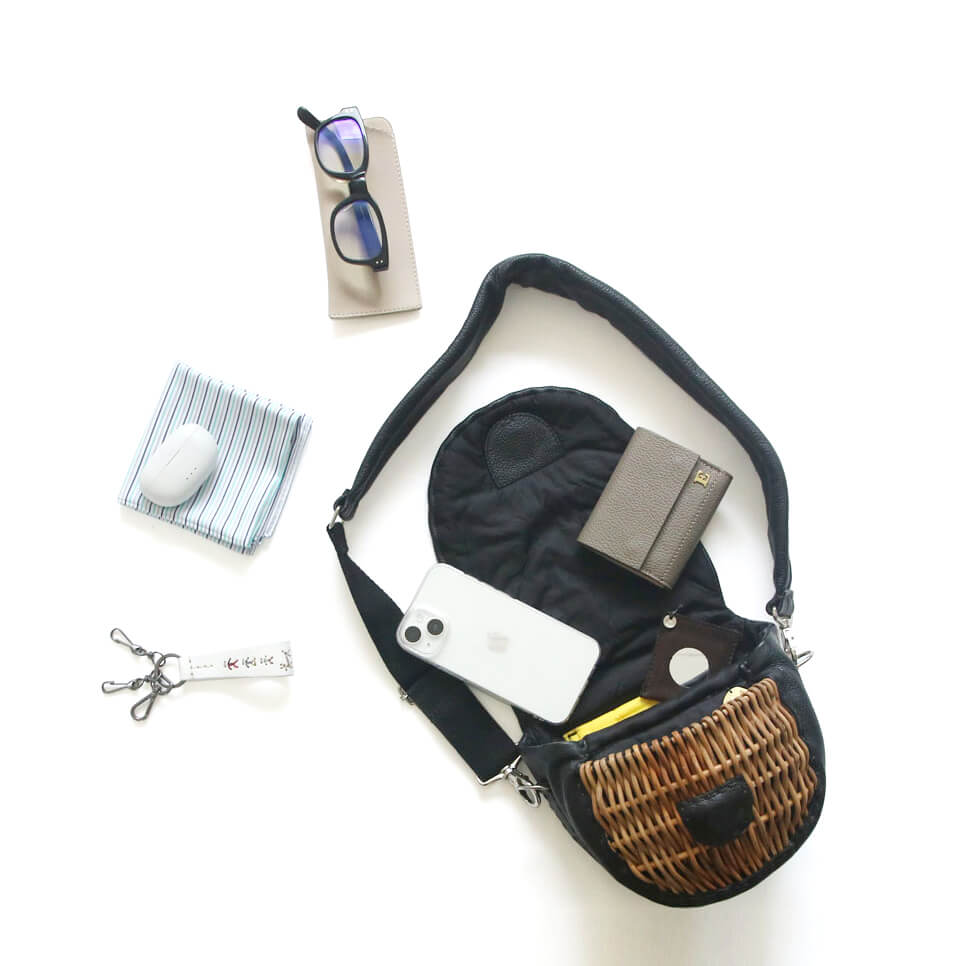 ebagos フニュ シュリンク・ボディバッグS (マロングラッセ） 籐ポケ